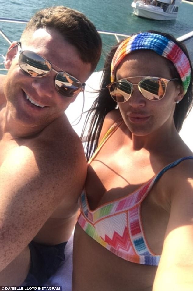 Danielle Lloyd khoe bụng thon sau 2 tháng sinh nở - 4
Bà mẹ 4 con hạnh phúc khoe ảnh bên bạn trai Michael ONeill