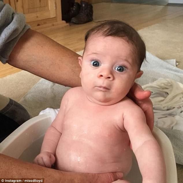 Danielle Lloyd khoe bụng thon sau 2 tháng sinh nở - 5
Cậu nhóc đáng yêu Ronnie là con trai thứ 4 của cựu hoa hậu nhưng là con đầu tiên của cô và bạn trai lâu năm