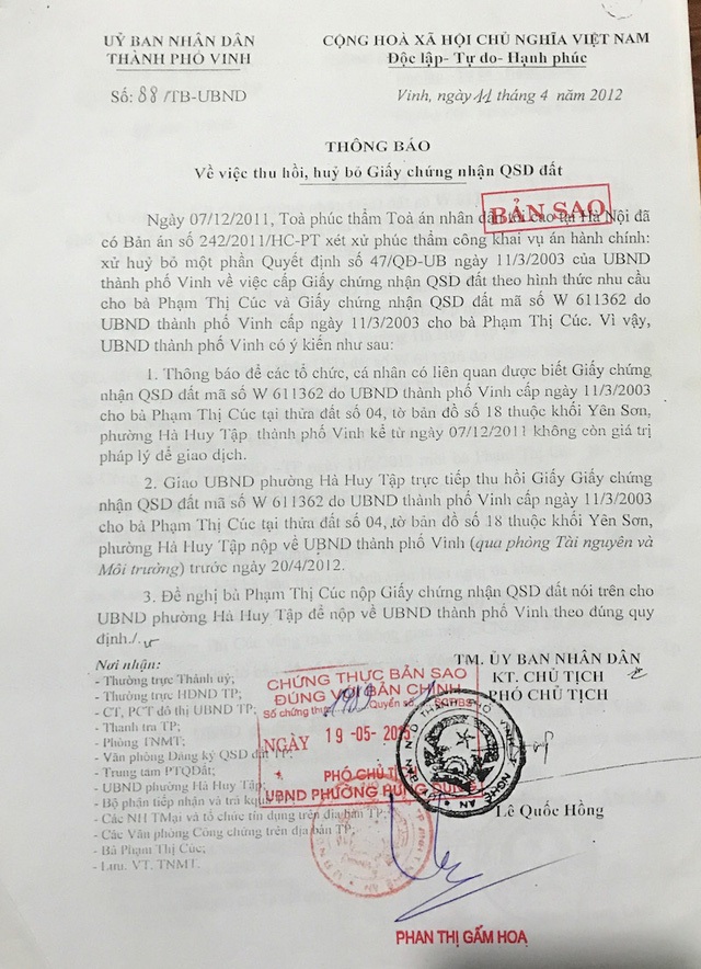 Hơn 13 năm, 10 phiên tòa mòn mỏi đi đòi một thửa đất: Thua kiện vì một bản sơ đồ!? - 3 Ngày 11/4/2012 - UBND TP Vinh đã có Thông báo về việc thu hồi, hủy bỏ GCNQSDĐ của bà Cúc.