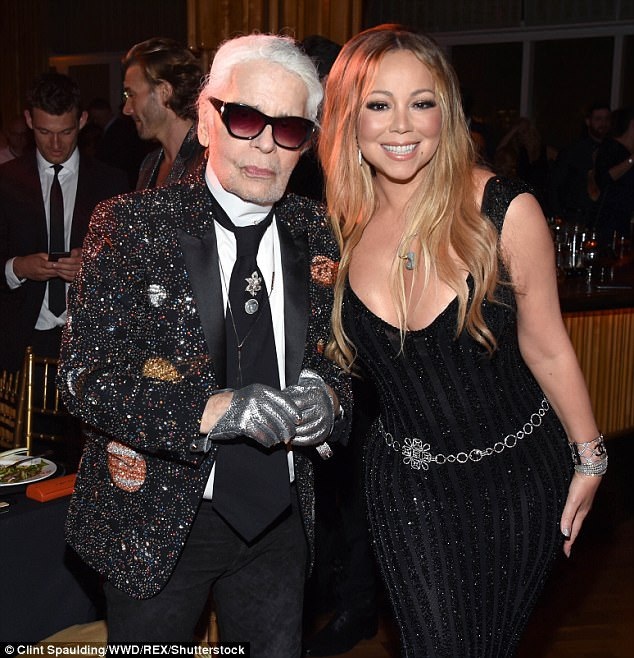 Mariah Carey khoe vòng một căng tròn - 7
Mimi chụp ảnh lưu niệm cùng NTK lừng danh Karl Lagerfeld