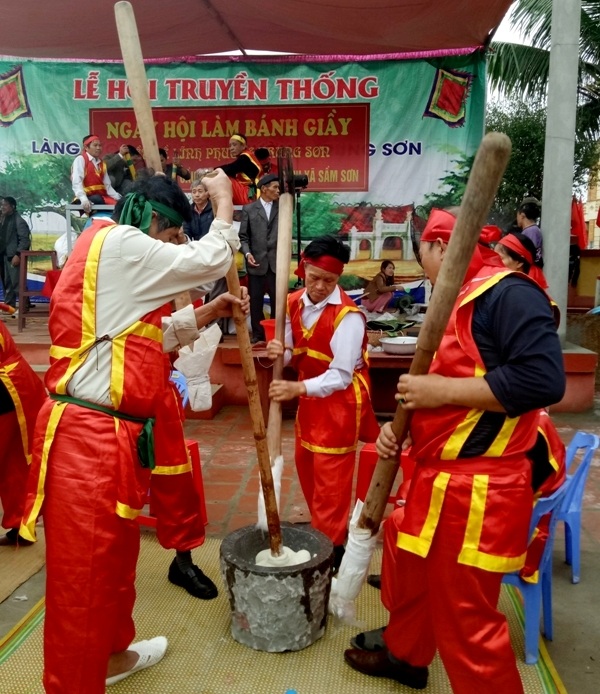 Công đoạn giã nếp