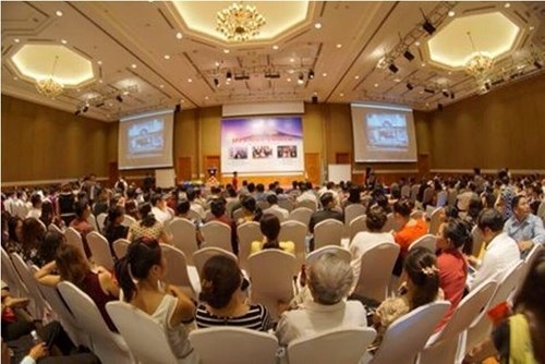 Bán hàng đa cấp, thu nhập trung bình chỉ đạt 3,8 triệu đồng/năm - 1 Nhiều buổi hội thảo về bán hàng đa cấp thu hút hàng ngàn người tham dự.