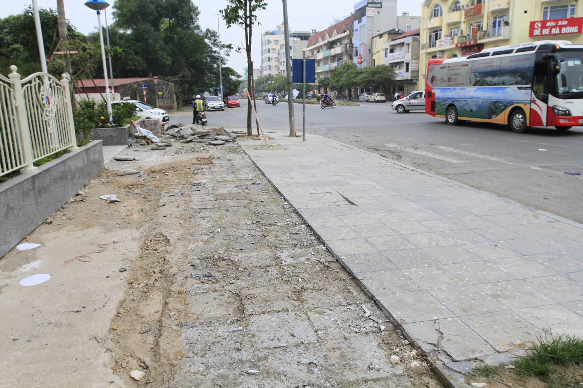 Hà Nội tạm dừng lát đá vỉa hè “bền 70 năm” - Ảnh 1. Hà Nội tạm dừng lát đá vỉa hè “bền 70 năm” - Ảnh 1.