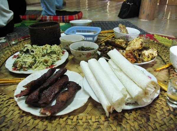 Say lòng với Pù Luông: Góc ẩn mình của thiên nhiên xứ Thanh - 4
Đến đây du khách có dịp thưởng thức gà đồi, măng chua, cá suối, các loại rau rừng,... vô cùng hấp dẫn.