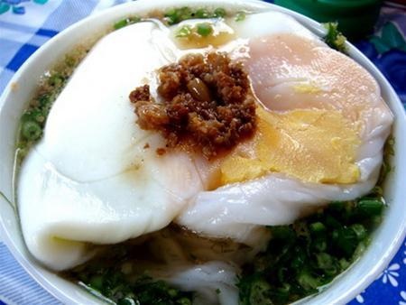 Ngược xứ Lạng thưởng thức đặc sản vùng biên giới - 5 Bánh cuốn trứng Lạng Sơn đơn giản nhưng vẫn ngon và hấp dẫn.