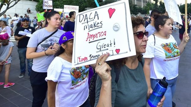 Ông Trump có thể hủy chương trình nhập cư DACA - 1
Đám đông xuống đường ủng hộ DACA. (Ảnh: Reuters)