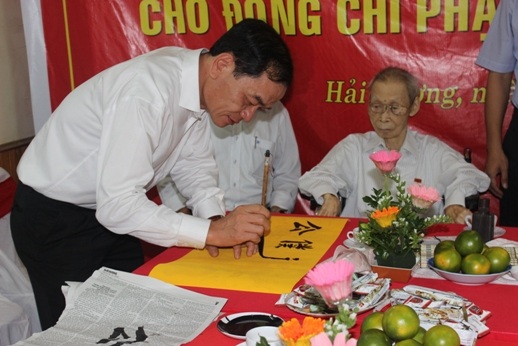 Đại biểu Quốc hội vỡ oà sau cuộc đối thoại với dân Đồng Tâm - 1
Ông Lê Thanh Vân viết tặng ông Phạm Xuân Triển - nguyên Bí thư Thị ủy Hải Dương 4 chữ Công bộc vĩnh xương.