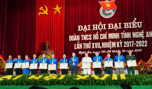 Anh Phạm Tuấn Vinh tái đắc cử Bí thư Tỉnh đoàn Nghệ An - 4
Trao Bằng khen của Trung ương Đoàn cho các cá nhân và tập thể xuất sắc, có nhiều đóng góp trong hoạt động phong trào đoàn