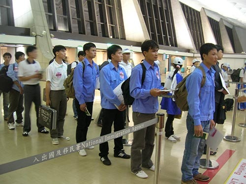 
Lao động VN làm thủ tục xuất cảnh sang Đài Loan.

