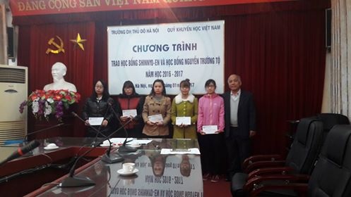 Trao 75 suất học bổng Nguyễn Trường Tộ đến sinh viên 6 trường đại học - 1
Đại tá Nguyễn Văn Bằng, UV Thường trực Hội đồng Quản lý Quỹ Khuyến học Việt Nam trao 15 suất học bổng Nguyễn Trường Tộ đến các em sinh Đại học Thủ đô Hà Nội