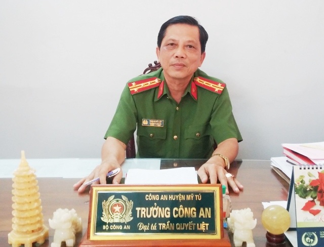 Công an lo cơm miễn phí cho sĩ tử dự thi - 1 Đại tá Trần Quyết Liệt- Trưởng Công an huyện Mỹ Tú cho biết công an sẽ lo cơm miễn phí cho các thí sinh dự thi.