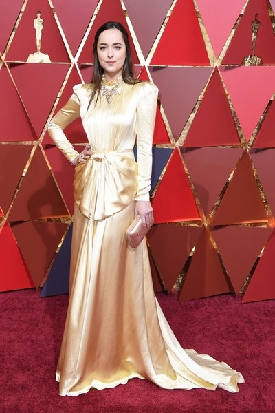 Dập dìu người đẹp trên thảm đỏ Oscar 2017 - 45
Dakota Johnson - sao phim 50 sắc thái - 1 mình dự sự kiện - cô sẽ đảm nhiệm vai trò người giới thiệu giải thưởng trên sân khấu