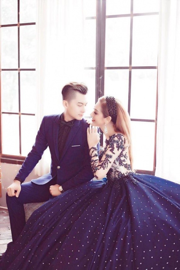Lâm Khánh Chi hé lộ thiệp cưới và chi tiền tỷ cho váy cưới - 6 Hôn lễ lần này được Lâm Khánh Chi chuẩn bị khá chu đáo, cô cũng đầu tư chụp nhiều bộ hình cưới hết sức lãng mạn cùng ông xã tương lai kém 8 tuổi.