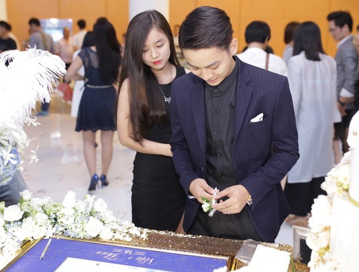 Ca sĩ Hoài Lâm đến dự đám cưới cùng bạn gái 9x