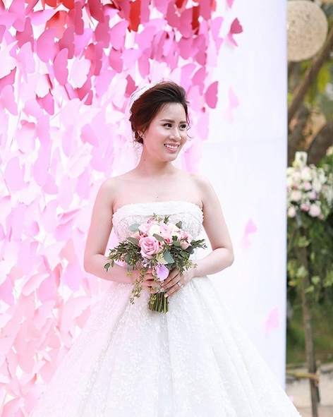 Trong đám cưới, Ngọc Hương diện 3 bộ soiree lộng lẫy, trong đó, bộ váy chính được thực hiện thủ công trong hơn 2 tháng với giá bán lên tới hàng trăm triệu đồng.