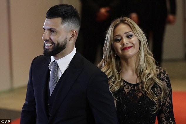 Messi ngượng ngùng khóa môi vợ trong đám cưới thế kỷ - 12 Messi ngượng ngùng khóa môi vợ trong đám cưới thế kỷ - 12