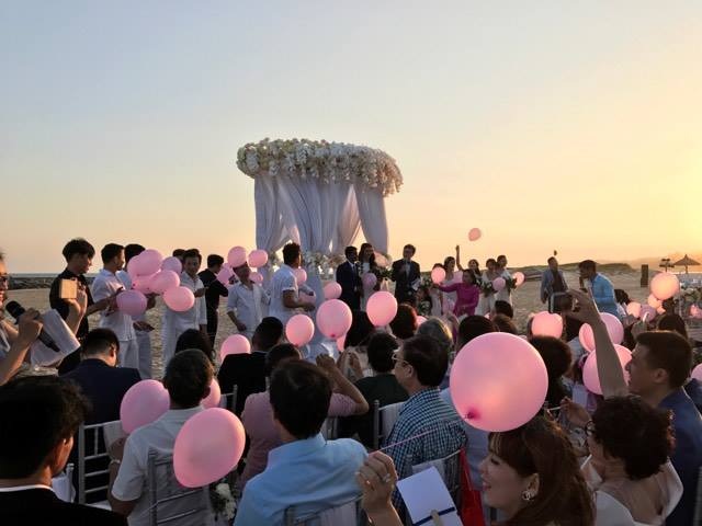 Hình ảnh đám cưới lãng mạn của Nguyệt Ánh tại biển Phan Thiết - 6 Nghi lễ thả bong bóng lên trời khiến không gian tiệc cưới vô cùng lãng mạn và hạnh phúc