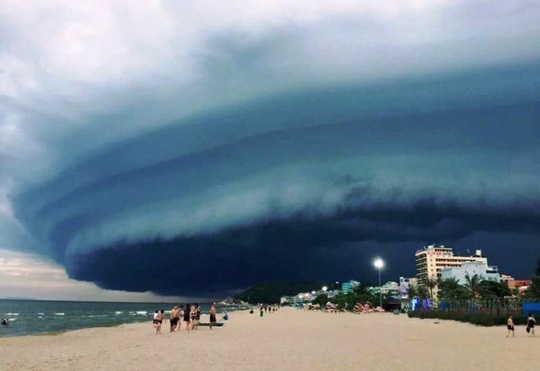 Đám mây đen kịt hình thù kỳ lạ như “nuốt chửng” biển Sầm Sơn - 1 Đám mây đen có hình thù như một trận siêu bão đang sà xuống bãi biển Sầm Sơn - Ảnh: Đức Kim