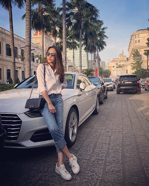 Đàm Thu Trang - tình mới của Cường Đôla ăn mặc giản dị với áo sơ mi trắng và quần jeans. Cô chia sẻ: Cuộc đời này, biết sống đủ để thấy mình hạnh phúc.