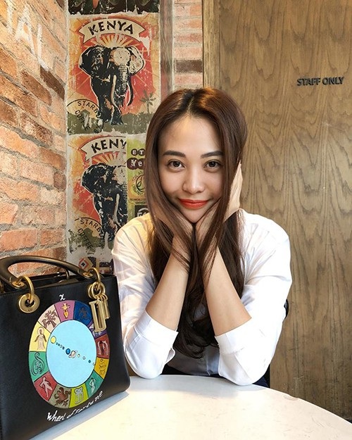 Sao Việt chu du thế giới nhân dịp năm mới - 17 Đàm Thu Trang chia sẻ ảnh phong cách giản dị quen thuộc. Cô viết: Life is really simple... but we insist on making it complicated (Tạm dịch: Cuộc sống thực sự rất đơn giản nhưng chúng ta cứ nhất quyết làm chúng phức tạp hơn).