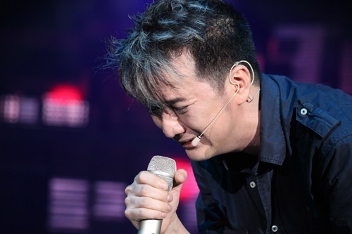 Những sao Việt từng lầm lũi gánh vác nợ nần cùng bố mẹ - 3
Nam ca sĩ Đàm Vĩnh Hưng từng khóc nghẹn ngào tiết lộ nỗi đau mà mình đã chịu đựng trong mấy chục năm là phải trả nợ cho mẹ với số tiền hơn 20 tỷ. Đó là lý do vì sao nam ca sĩ phải liên tục đi hát, làm show nhằm giải quyết một tháng 500- 600 triệu tiền nợ, chưa trả xong gói nợ này cho mẹ thì gói nợ khác ập tới.