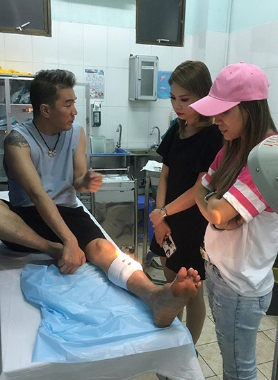 Mr Đàm tiết lộ mối tình bị cấm và chuyện cát-xê của con nuôi Hoài Linh - 5 Tai nạn phải khâu 10 mũi cũng là chuyện mà anh không hề mong muốn.