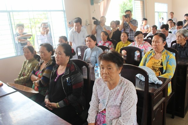 Nhà máy giấy Lee&Man không thể hoạt động nếu gây tổn hại đến người dân - 2
Các hộ dân sống gần nhà máy tham gia buổi đối thoại với ngành chức năng