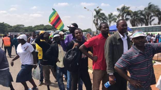 
Người dân Zimbabwe xếp hàng để vào trong sân vận động nơi sẽ diễn ra lễ tuyên thệ nhậm chức của tân tổng thống. (Ảnh: BBC)

