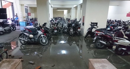 
Sau sự cố vỡ đường ống nước sạch, tầng hầm toà nhà chung cư 4F mênh mông nước.
