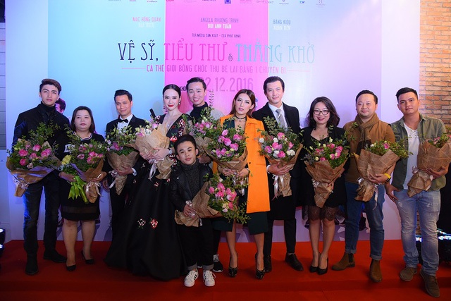 Việt Anh: “Trong tình yêu tôi là một người đàn ông dại dột” - 3 Đạo diễn Việt Anh và Nguyễn Thu tặng hoa cho dàn nghệ sĩ tham gia phim “Vệ sĩ, tiểu thư và thằng khờ” .