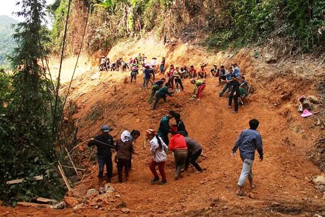 Một cuộc “cách mạng” làm đường gian nan, vất vả nhất từ trước tới nay, đó là việc vừa khoét núi, vừa ngủ rừng, nấu cơm lán và gùi nước khe để mở đường vào bản làng ở xã Hữu Khuông, huyện Tương Dương, tỉnh Nghệ An. (Ảnh: Nguyễn Duy).