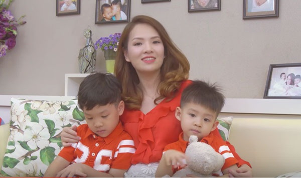 “Mẹ chồng” Lan Hương hát về Ngày của mẹ - 4 MC Đan Lê và hai con trai cũng tham gia hoạt động ý nghĩa này...