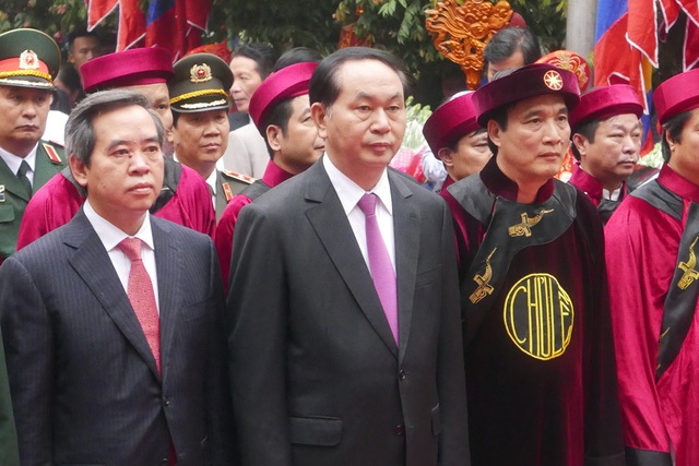 Sáng 6/4 (tức 10/3 âm lịch), tại Khu di tích lịch sử Đền Hùng (tỉnh Phú Thọ), Chủ tịch nước Trần Đại Quang; Trưởng Ban Kinh tế Trung ương, Trưởng Ban Chỉ đạo Tây Bắc Nguyễn Văn Bình; cùng các lãnh đạo Bộ, ngành Trung ương và địa phương đã thành kính dâng hương tưởng niệm các Vua Hùng. (Ảnh: Quý Đoàn)