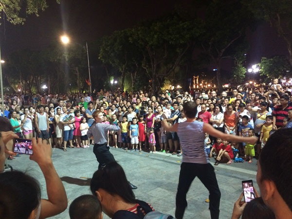 Ngày càng nhiều hoạt động biểu diễn nghệ thuật ở phố đi bộ quanh hồ Hoàn Kiếm