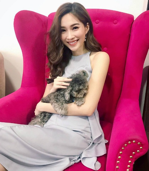 Hoa hậu Kỳ Duyên vào bếp, Hồ Ngọc Hà vi vu trời Tây - 3 Hoa hậu Thu Thảo thích thú ôm chú cún vào lòng trong buổi chụp ảnh, cô chia sẻ: Rủ ẻm chụp hình, ẻm mắc cỡ giấu cái mặt mất tiêu .