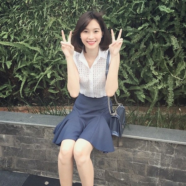 Cùng diện sơ mi trắng giản dị, mỹ nhân Việt nào đẹp hút hồn nhất? - 11 Hoa hậu Việt Nam như thể nữ sinh trung học trong cách kết hợp áo trắng với chân váy xếp li.