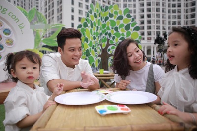 Lần xuất hiện hiếm hoi của Hồng Đăng bên vợ con - 4 Lần xuất hiện hiếm hoi của Hồng Đăng bên vợ con - 4