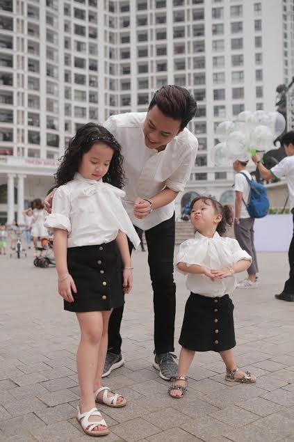 Lần xuất hiện hiếm hoi của Hồng Đăng bên vợ con - 1 Lần xuất hiện hiếm hoi của Hồng Đăng bên vợ con - 1