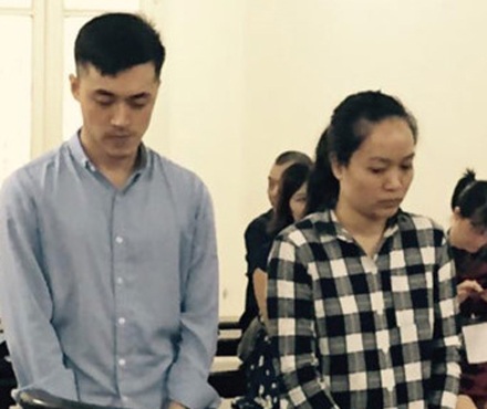 Nhân viên sòng bạc dùng mánh rút tiền chiếm đoạt - 1
Nguyễn Tuấn Linh và Nguyễn Phương Thanh tại phiên tòa