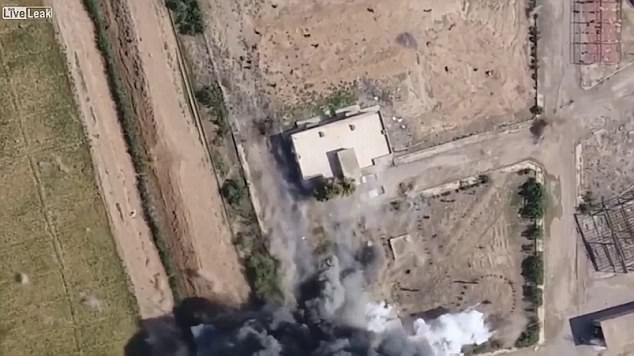Xe đánh bom liều chết của IS điên cuồng lao vào trại lính ở Syria - 1
Vụ đánh bom xe liều chết khiến tòa nhà căn cứ của lực lượng YPG hư hại nặng. (Ảnh: Dailymail)