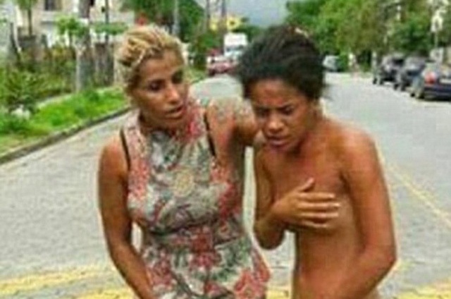 
Người vợ túm tóc nhân tình bắt diễu dành khắp phố
