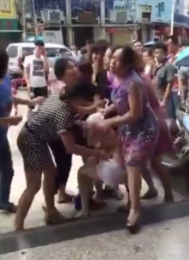Clip phe vợ lao vào lột đồ đánh ghen bồ chồng gây náo loạn đường phố - 1 Clip phe vợ lao vào lột đồ đánh ghen bồ chồng gây náo loạn đường phố - 1