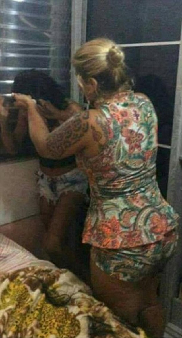 
Người phụ nữ dùng dao lam uy hiếp nhân tình của chồng
