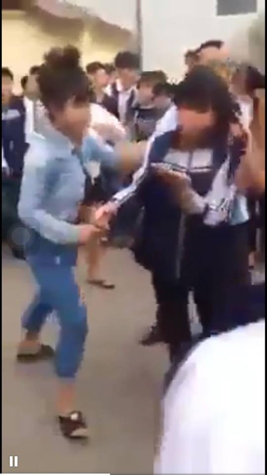 Hà Nội: Nữ sinh bị túm tóc, ép quỳ gối ngay cổng trường - 2 Nữ sinh bị các đối tượng túm tóc lôi đi trước sự chứng kiến của hàng trăm người
