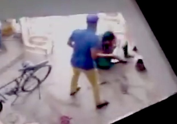 Clip bà mẹ bị nhà chồng đánh hung bạo vì sinh con gái - 1