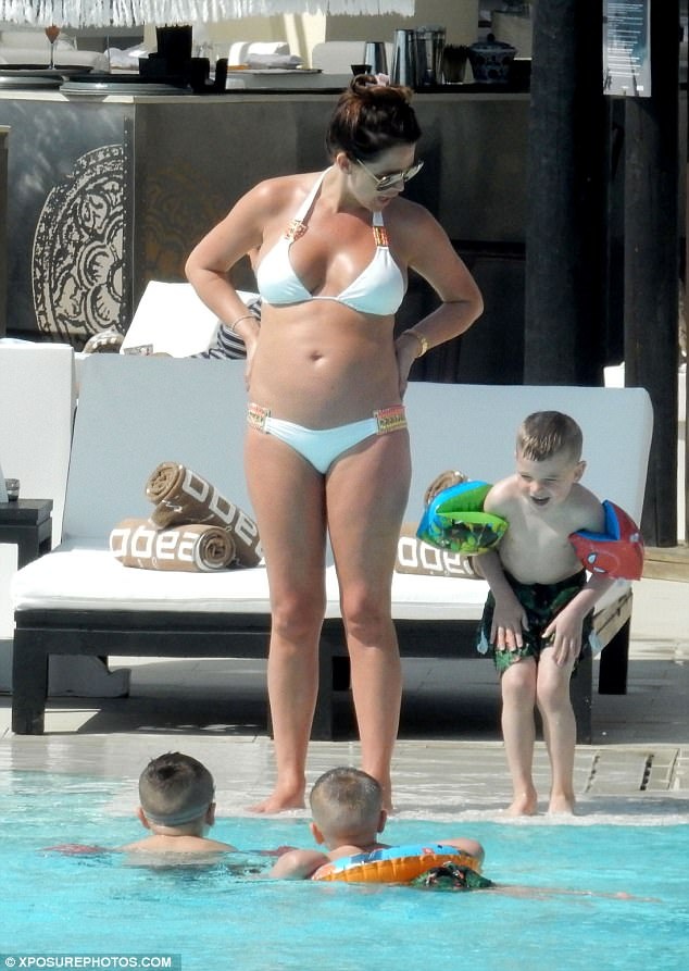 
Cựu hoa hậu Anh Danielle Lloyd đang đi nghỉ mát tại Marbella, Tây Ban Nha cùng bạn trai và 3 con trai nhỏ
