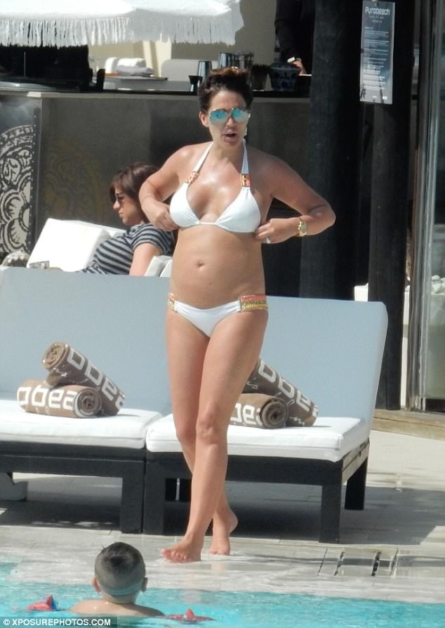 
Người đẹp 34 tuổi diện bikini trắng khoe bụng bầu hơn 5 tháng
