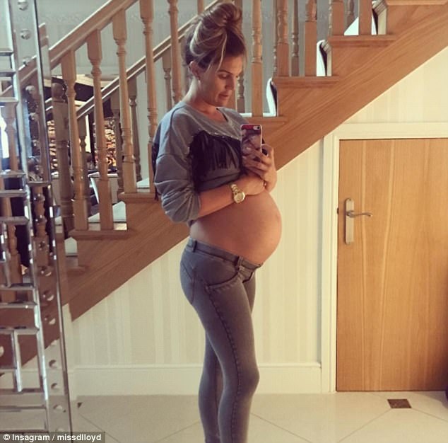 
Danielle Lloyd đang mang thai đứa con thứ 4 và là đứa con đầu tiên của cô với bạn trai - kỹ sư điện Michael ONeill
