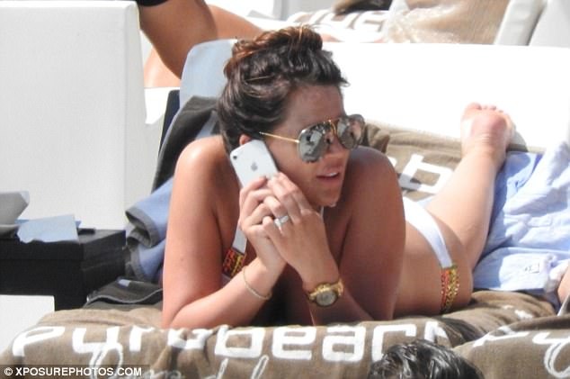 
Danielle Lloyd cũng tự động viên rằng - dù sao cô cũng đã thừa kinh nghiệm nuôi dạy con trai nên không gặp khó khăn gì sắp tới
