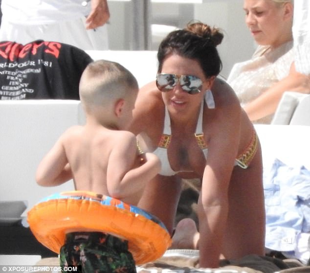 
Ngay tới cả 3 nhóc nhà tôi cũng mong chờ có em gái... Tất nhiên tôi cũng quen với việc thêm 1 cậu nhóc nghiịch ngợm chạy quanh nhà.
